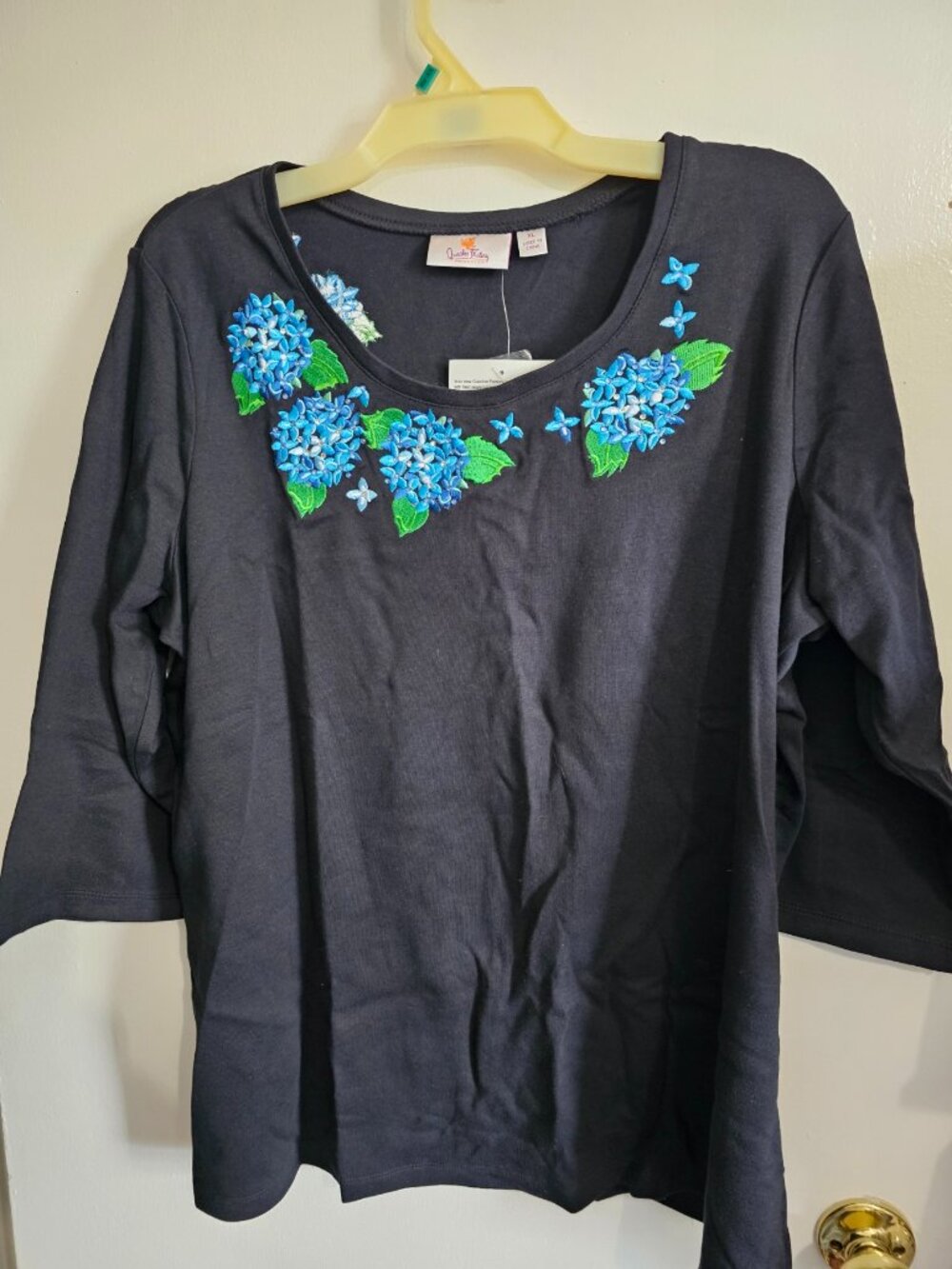 New Quacker Factory Blue Hydrangea on Black - Scoop Neck  T shirt - X-Large  NOS